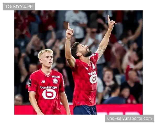 里尔球员赛后与球迷互动，感谢整个赛季的支持与陪伴